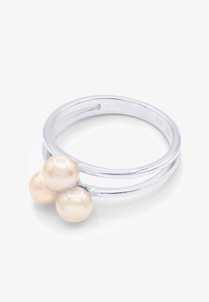 Bague argent à double anneau avec trois perles blanches regroupées sur fond blanc.
