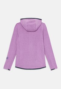 Violeta kapucēta jaka ar teksturētu zigzag rakstu, kontrastējošu tumšu apakšmalu un akcentiem, kā arī mīkstu, vieglu audumu.