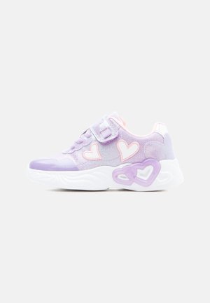 Scarpa da ginnastica per bambini viola e rosa con cuori sul lato, chiusura a strappo e suola bianca spessa con dettagli a forma di cuore.