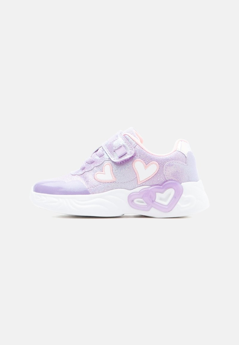 Baskets pour enfants violettes et roses avec des cœurs sur le côté, une bride à scratch et une semelle blanche épaisse ornée d'accents en forme de cœur.