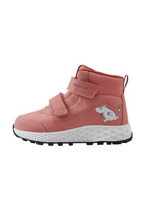 Różowy wodoodporny dziecięcy sneaker z paskami na rzepy i białą postacią z kreskówki z boku, z teksturowaną białą podeszwą i czarnym bieżnikiem.