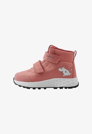 Różowy wodoodporny dziecięcy sneaker z paskami na rzepy i białą postacią z kreskówki z boku, z teksturowaną białą podeszwą i czarnym bieżnikiem.