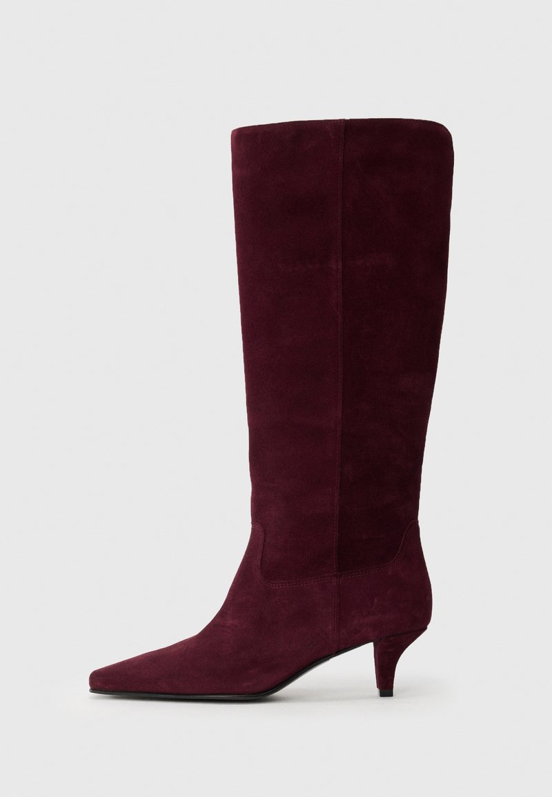 Knielang burgunderfarget suede støvel med spiss tå og kort stiletto hæl, med elastiske sidepaneler for en tettsittende fasong.