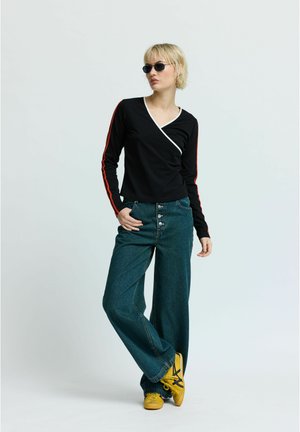 HARLOW - Flared Jeans - washed denim