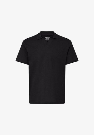 Polo noir à manches courtes mettant en avant un motif tissé texturé, un col en V et une coupe droite. Design simple sans accents supplémentaires.