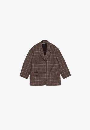 Blazer a cuadros marrón con cuello de muesca, dos bolsillos frontales y un corte holgado. Tejido texturizado con un sutil patrón de cuadrícula.