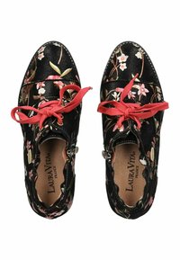 Scarpe nere con ricami floreali in rosa e verde, con lacci rossi e una soletta imbottita. Cuciture decorative lungo i bordi.
