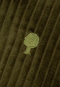 Tessuto verde a coste con texture morbida, caratterizzato da un logo ad albero ricamato di un verde chiaro. Le righe sono lievemente evidenti sulla superficie.