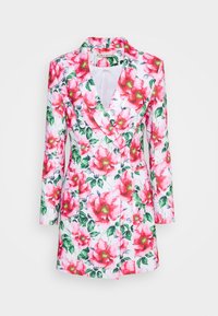 Blazer floral blanc avec de grands imprimés de pivoine rose. Design structuré avec un col cranté et des manches longues, fabriqué en tissu lisse.
