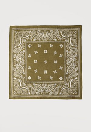 Eșarfă pătrată verde măsliniu cu modele paisley și florale albe și textul „HUGO” repetat în centru și în colțuri.