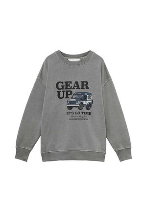 Felpa grigia con la scritta "GEAR UP", una grafica di un veicolo fuoristrada blu e bianco, e lo slogan "IT'S GO TIME" sul davanti.