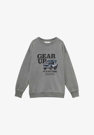 Sivá trenirka z napisom "GEAR UP", z modro-belo grafiko terenskega vozila in sloganom "IT'S GO TIME" na sprednji strani.