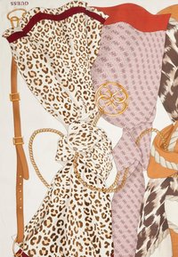 Foulard in seta con stampa leopardata e motivo rosa, caratterizzato da dettagli in catena dorata e una tracolla color caramello. Texture morbida, design fluido e colori vivaci.