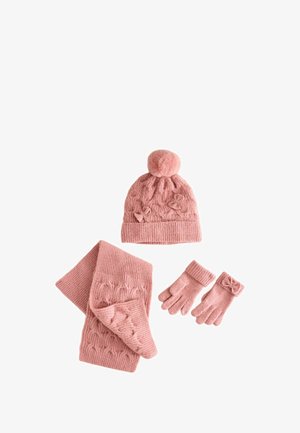 Różowy zestaw akcesoriów dzianinowych zawiera czapkę z pomponem, szalik z wzorem w warkocz oraz rękawiczki z detalem w postaci kokardy. Miękka tekstura w całym zestawie.
