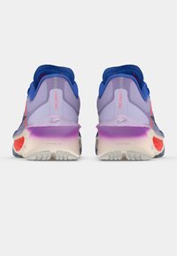 Fialovo-modré tenisky s gradientní fialovou podrážkou, šněrováním a růžovými akcenty. Texturovaný materiál a zaoblený zadní design.