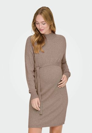Robe en maille taupe avec manches longues, col montant et détail ceinture à la taille. Le tissu a une texture douce et des poignets et ourlet côtelés.