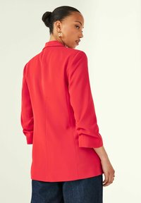 Next REGULAR FIT - Abrigo corto - red