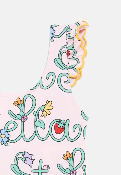 Rosa Badeanzug mit gelbem Rüschenbesatz. Verziert mit grünen Buchstaben und bunten Blumenmustern, darunter Erdbeeren und Marienkäfer.