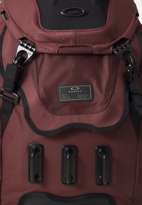 Oakley KITCHEN SINK UNISEX - Laisvalaikio kuprinė - grenache