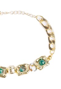 Collana color oro con link irregolari in metallo dorato, accenti di gemme verdi e perline decorative, che creano un effetto visivo texture.