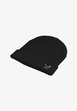 Czarna dzianinowa czapka z prążkowaną fakturą i podwiniętym mankietem, ozdobiona małym metalicznym logo po boku.