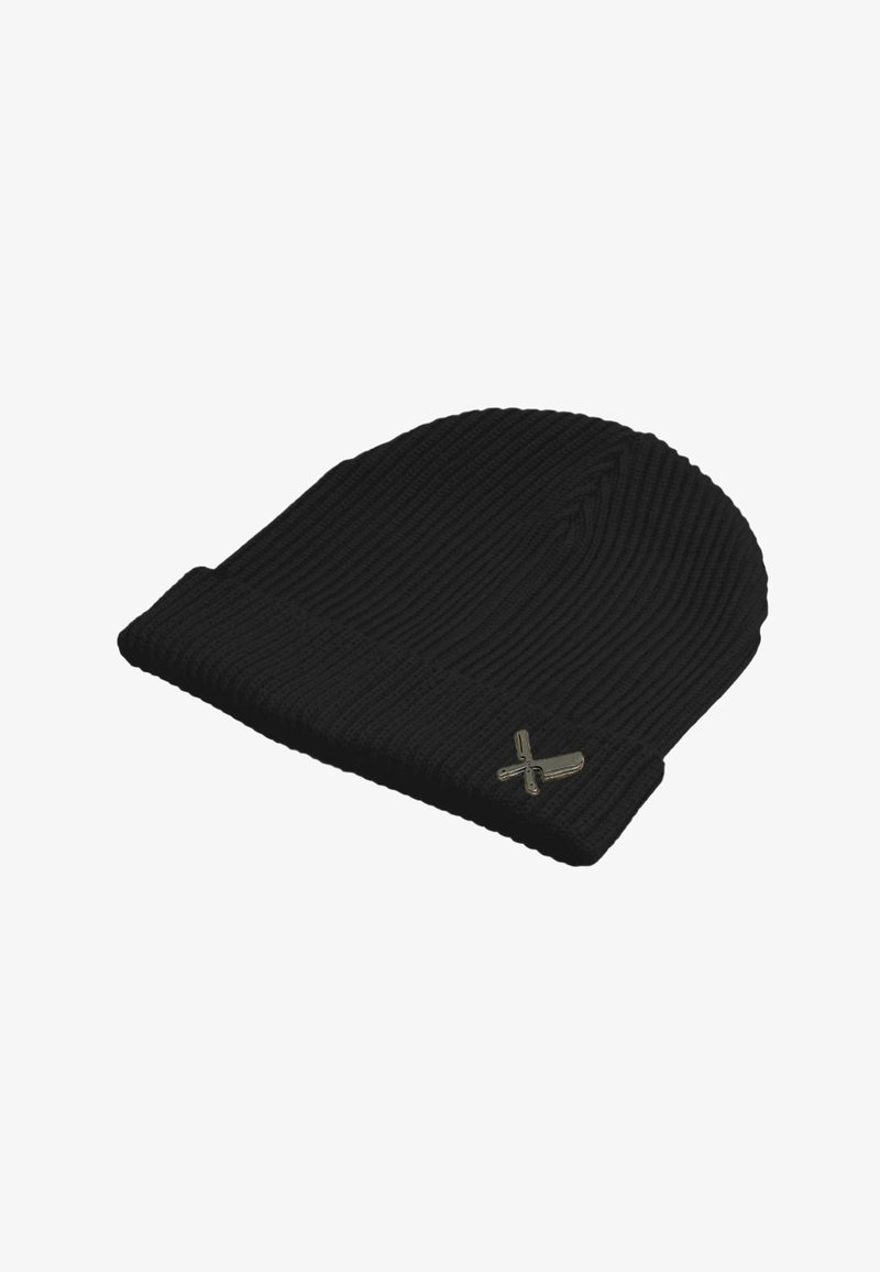 Melna adīta cepure ar ribotu faktūru un salocītu apmali, sānos ar mazu metāla logotipa akcentu.