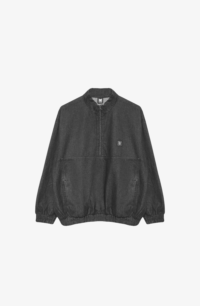 Melna denima jaka ar augstu apkakli un puscirtu. Iespējas elastīgas aproces un jostas, ar mazu logotipu priekšā.