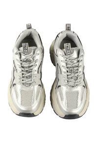 Chunky tenisky s horním dílem z stříbrné syntetické látky s síťovými panely, černými akcenty a výraznými tkaničkami. Silné krémově bílé a černé podrážky.