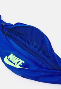 Nike Sportswear HERITAGE WAISTPACK UNISEX - Bolsa de cintura - game royal/game royal/lime glow