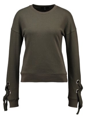 Sweat-shirt vert foncé à manches longues, col rond et brides décoratives nouées passant à travers des anneaux métalliques sur les deux poignets.