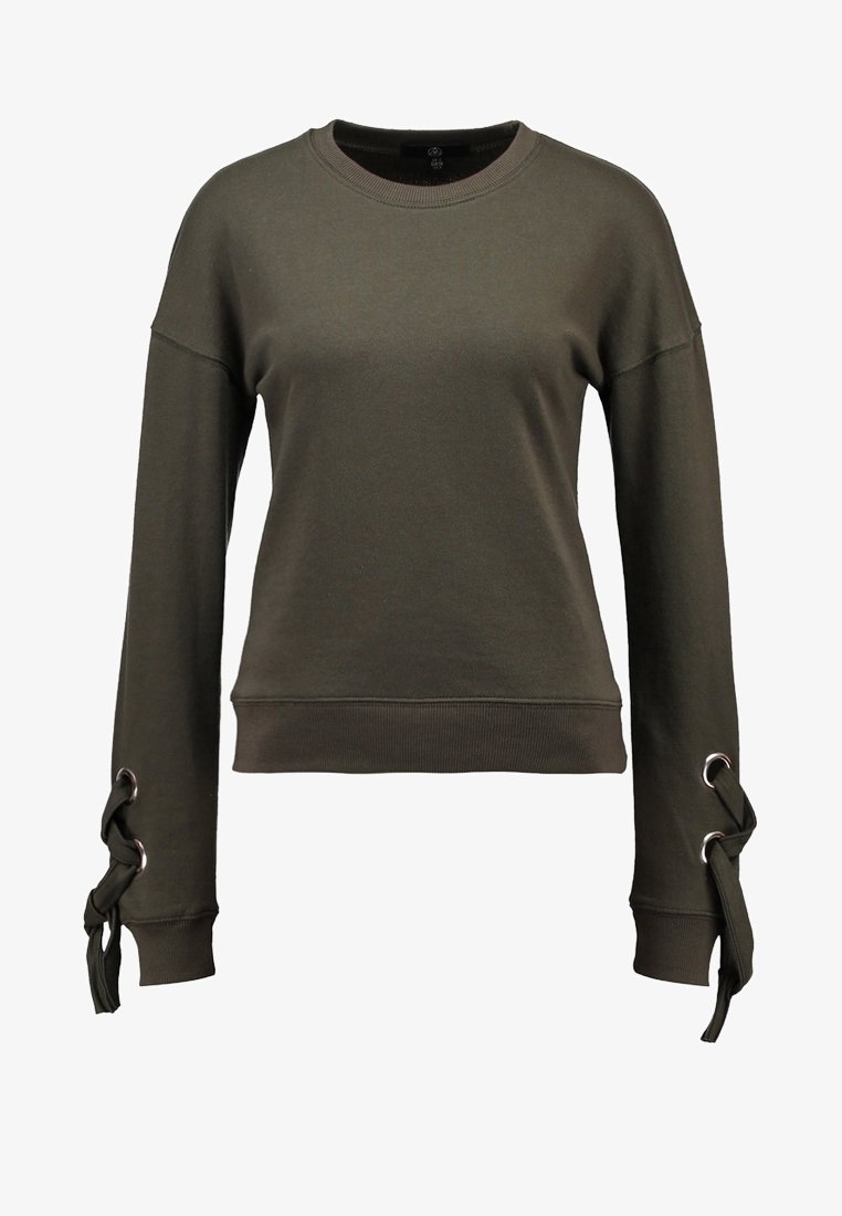 Sweat-shirt vert foncé à manches longues, col rond et brides décoratives nouées passant à travers des anneaux métalliques sur les deux poignets.