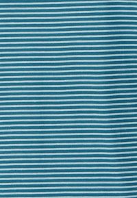 Tela color teal con finas rayas alternas en blanco y azul claro. Textura suave con un patrón consistente en todo el material.