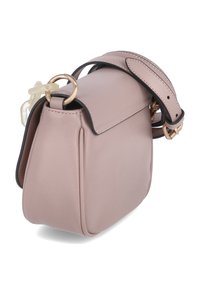 Sac à main en cuir rose avec une forme structurée, présentant une fermeture à rabat magnétique, des accents en métal doré et une bandoulière détachable.