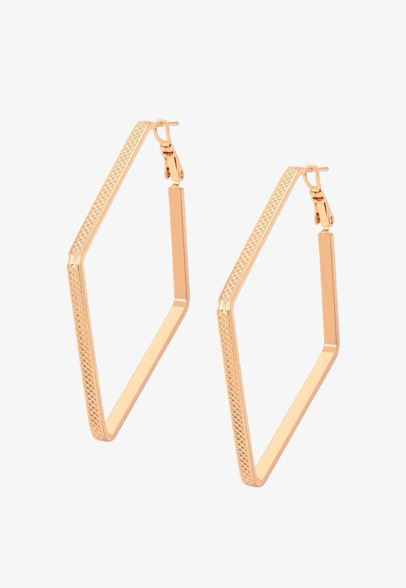 Zlaté geometrické náušnice vo forme hexagónu s textúrovanými hranami a pántovými sponami.