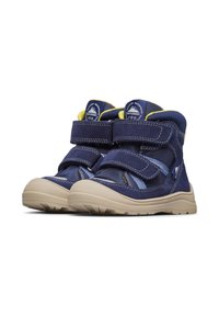 Tmavě modré vysoké boty s suchým zipem, s texturovanou tkaninou a gumovou podrážkou, zdobené žlutými akcenty na límci.