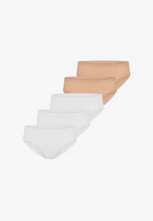 Fünf nahtlose Baumwollslips in einer Reihe angeordnet, drei weiße vorne und zwei beige hinten, auf weißem Hintergrund.