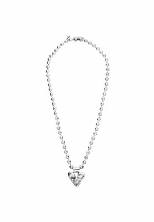 Collana a catena con sfere d'argento con un ciondolo a forma di cuore battuto e un piccolo cartellino vicino alla chiusura su sfondo bianco.