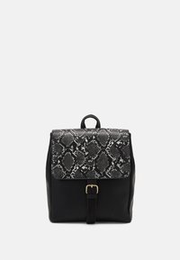 Schwarzer Leder-Rucksack mit einer strukturierten Klappe im Schwarz-Grau-Schlangenmuster. Mit einem goldenen Schnallenverschluss und einem oberen Traggriff.