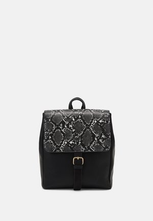 Schwarzer Leder-Rucksack mit einer strukturierten Klappe im Schwarz-Grau-Schlangenmuster. Mit einem goldenen Schnallenverschluss und einem oberen Traggriff.