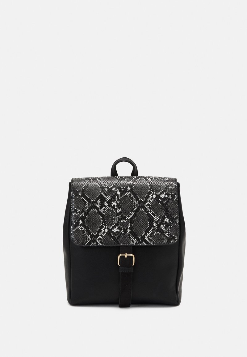 Schwarzer Leder-Rucksack mit einer strukturierten Klappe im Schwarz-Grau-Schlangenmuster. Mit einem goldenen Schnallenverschluss und einem oberen Traggriff.