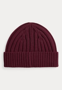 Gorro de malha bordô com textura canelada e pala dobrada. Apresenta um acabamento liso e linhas verticais subtis.