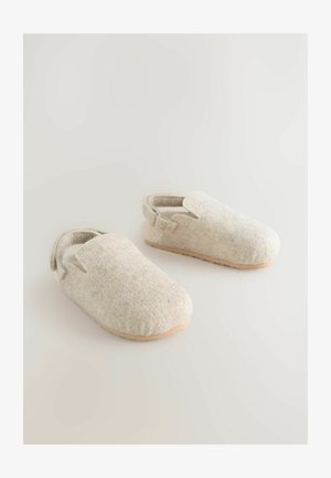 Sivé papuče s otvorenou pätou a zaoblenou špičkou, s hladkou svetlohnedou podrážkou. Tkanina má jemnú textúru a svetlý vzor.