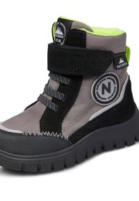 Stivali impermeabili grigi e neri con una fascia in velcro, tessuto testurizzato e suola in gomma con un motivo di battistrada robusto. Accentatura di verde brillante.