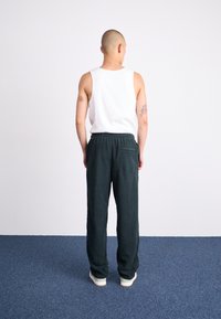 Nike Sportswear CLUB WINTERIZED PANT - Trainingsbroek - black/white