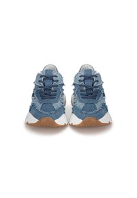 Sneaker in denim con una texture sfrangiata, design con lacci, upper blu, intersuola in gomma bianca e suola in gomma marrone.