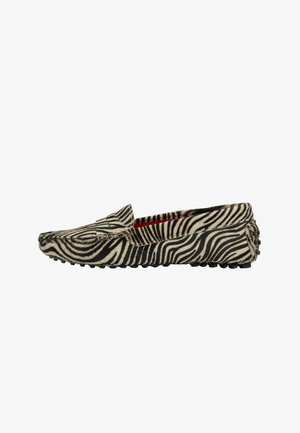 Zwart en beige loafers met een zebrapatroon, een gestructureerd oppervlak, een lichtpuntige neus en een rubberen zool met noppen voor grip.