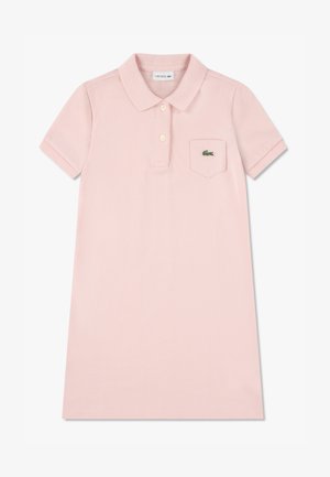 Vaaleanpunainen puuvillapolo-mekko. Ominaisuuksiin kuuluu kauluspääntie, lyhyet hihat, rintatasku ja vihreä kirjailtulogo.