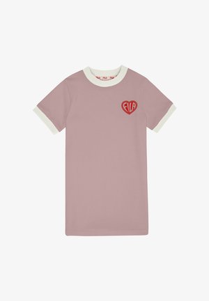 T-shirt rosa a maniche corte con colletto e polsini bianchi a costine, caratterizzata da un logo a forma di cuore rosso con "FILA" all'interno. Tessuto morbido.