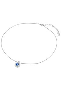 Collana in argento con un pendente circolare decorato con una pietra blu e un alone di piccoli diamanti trasparenti, dotata di chiusura a moschettone e allungatore.