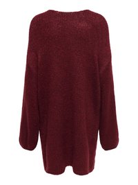 Suéter oversize color burdeos con textura de punto suelto, mangas anchas y escote redondo. Presenta un color sólido sin patrones visibles.
